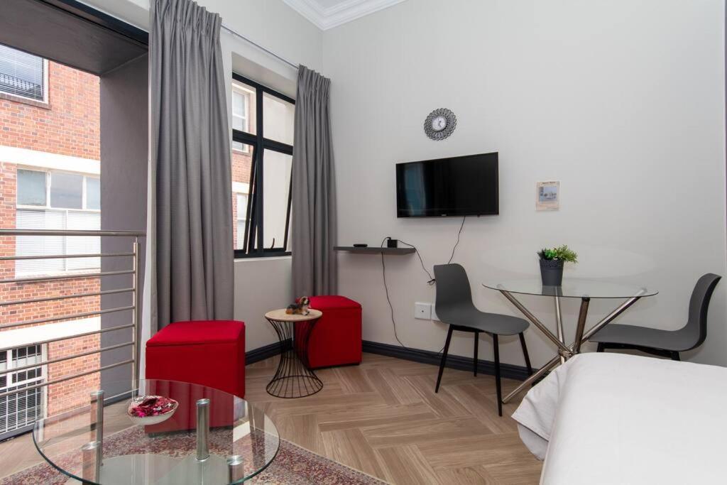 Boutique Block In Woodstock 101 *